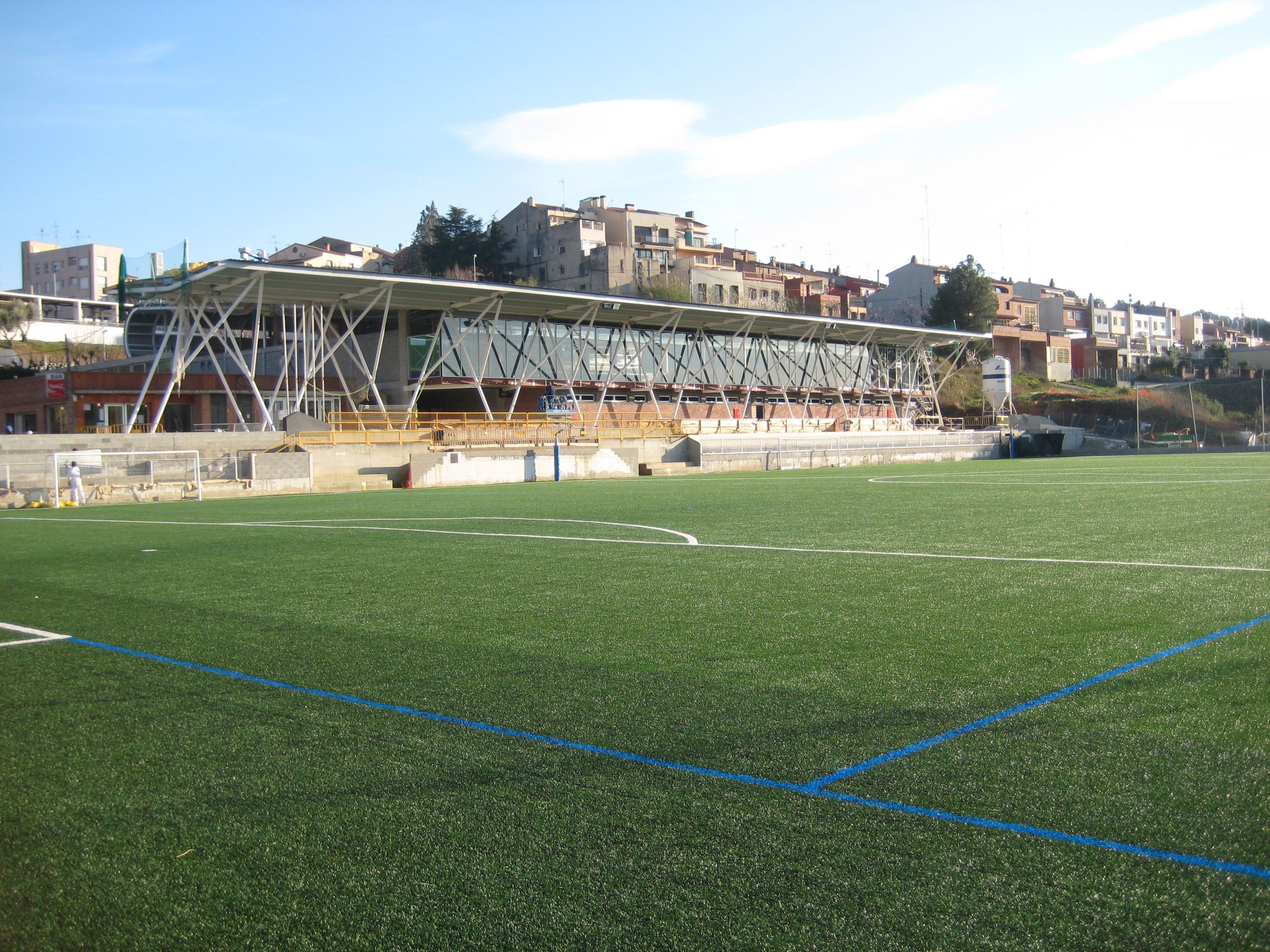 Estructura metálica en campo de fútbol