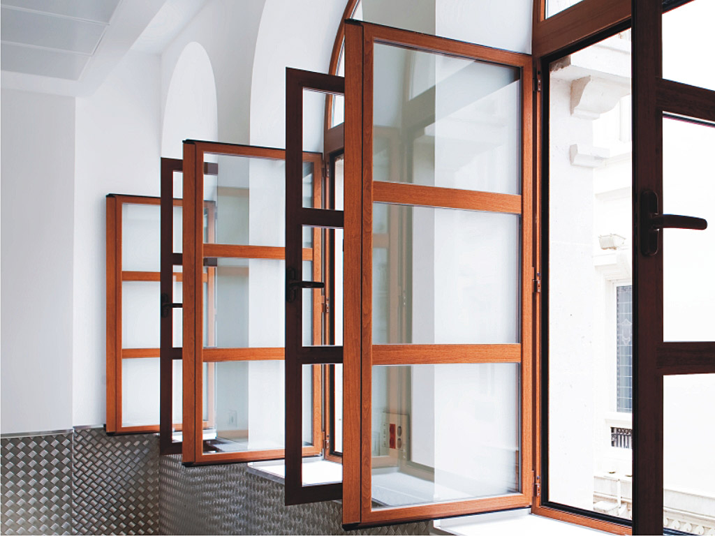 Ventanas abisagradas en Barcelona.