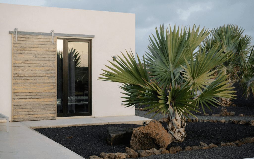 Detalle de diseño en puerta aluminio exterior con acabado minimalista