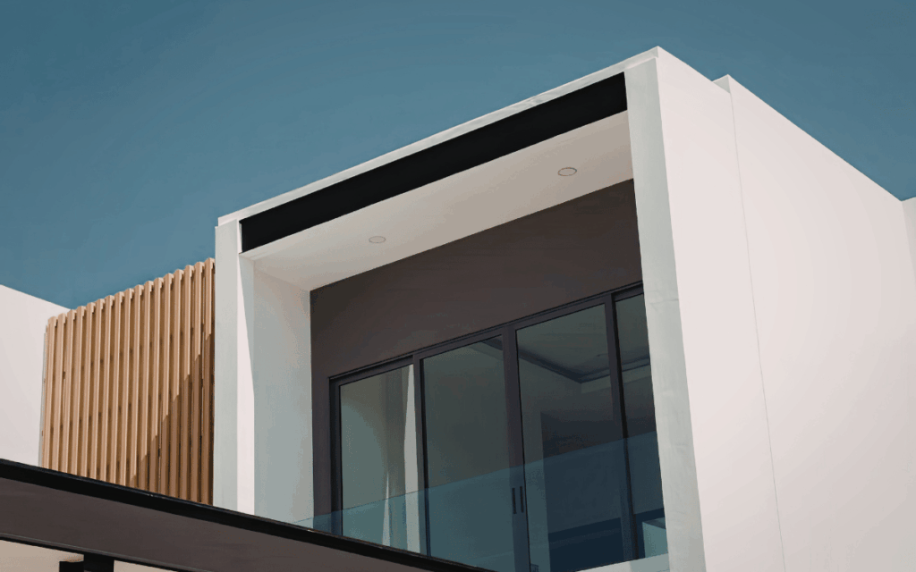 Puerta aluminio exterior en acceso a jardín con diseño contemporáneo