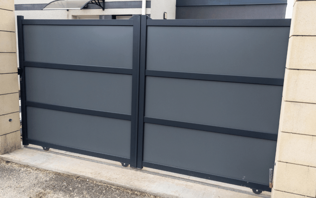 Puerta aluminio exterior con panel de vidrio de seguridad