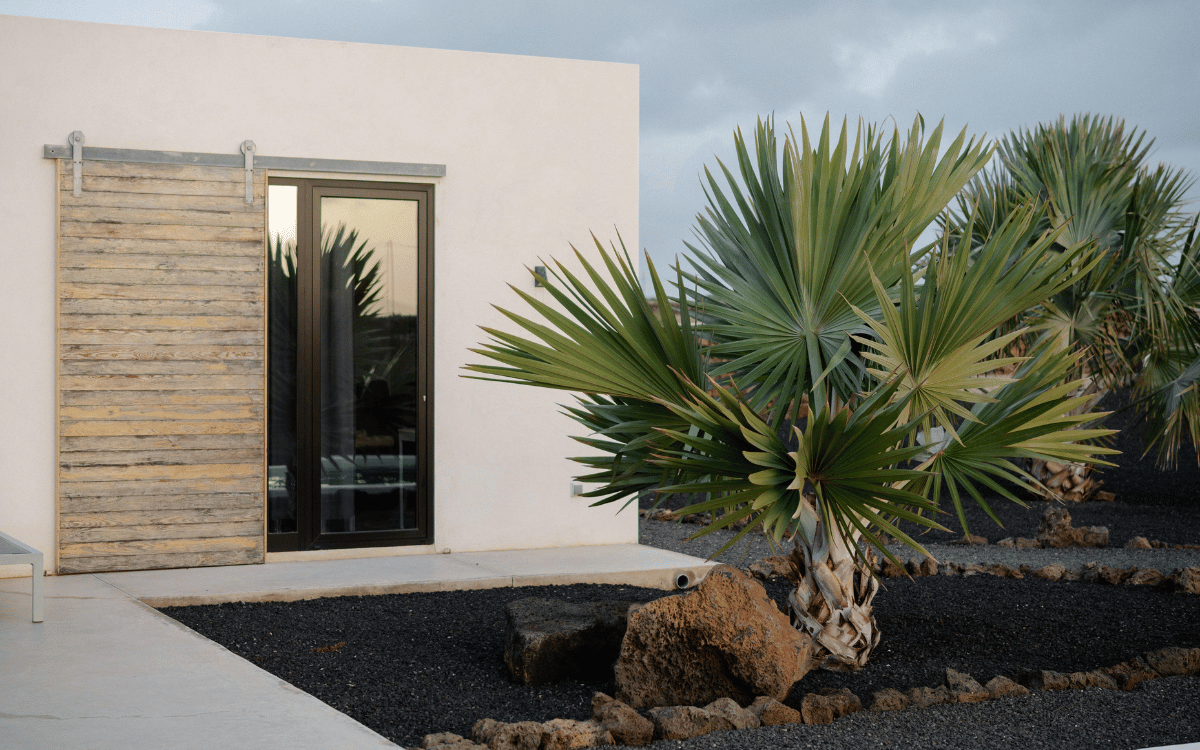 Detalle de diseño en puerta aluminio exterior con acabado minimalista