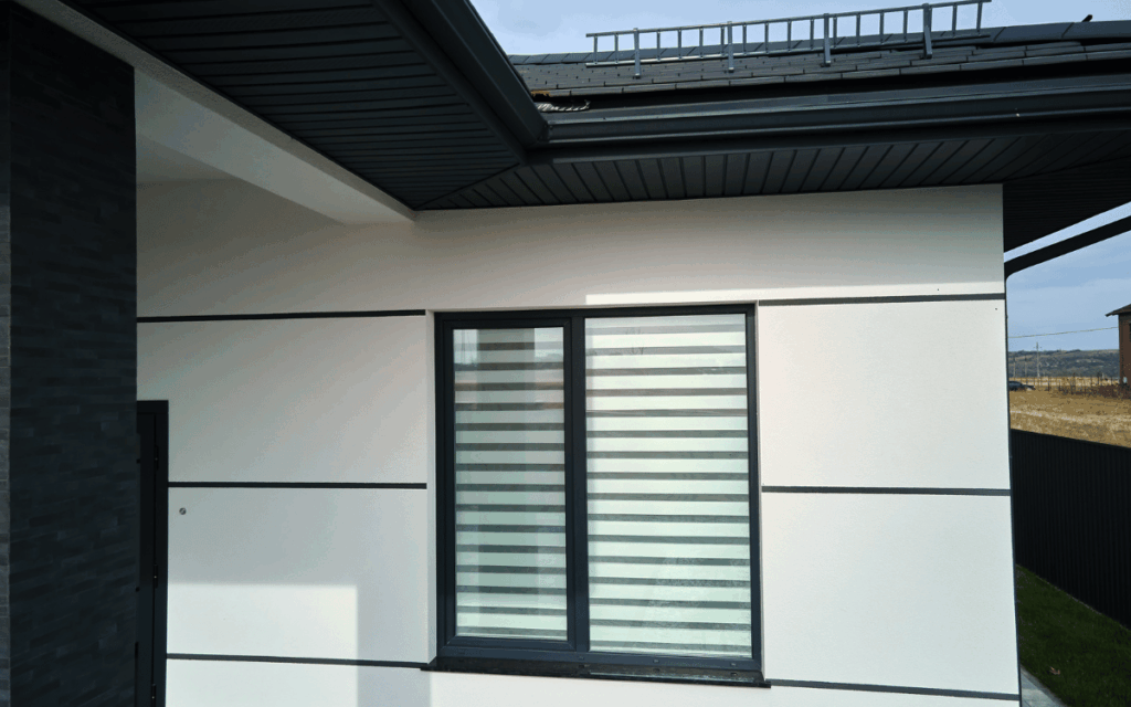 Ventana corredera aluminio en terraza con vistas exteriores