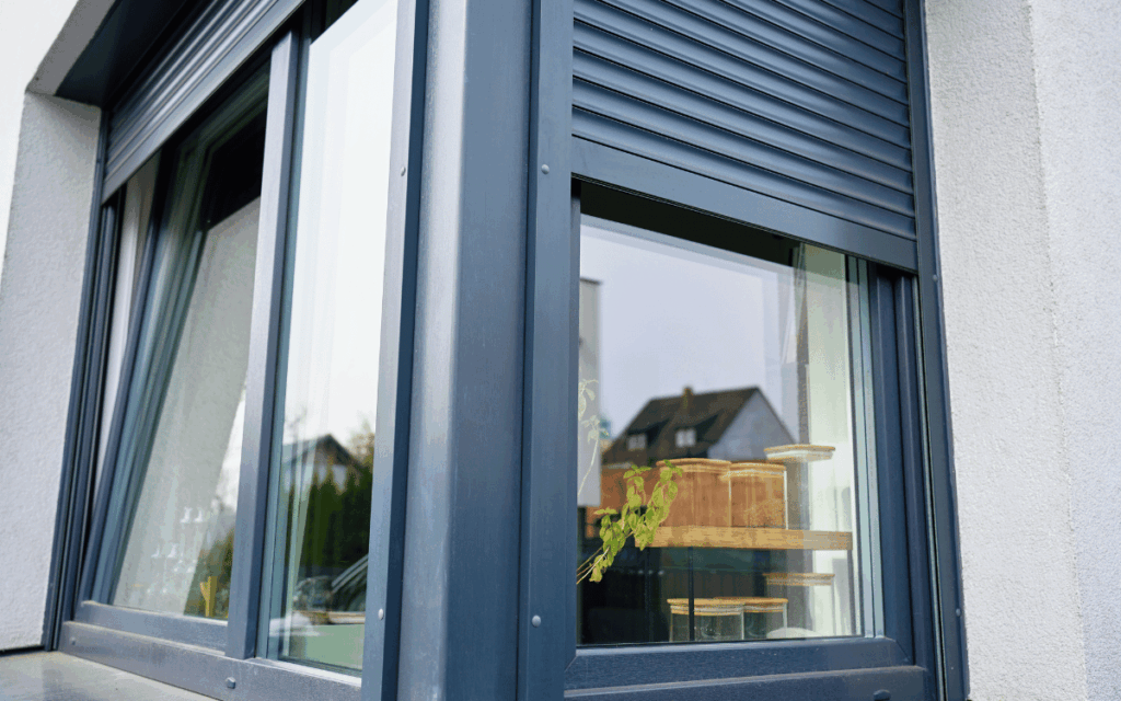 Ventana corredera de aluminio: la opción moderna que combina diseño, funcionalidad y eficiencia 1 Ventana corredera aluminio en espacio comercial moderno