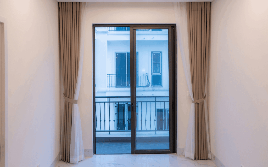 Ventana corredera de aluminio: la opción moderna que combina diseño, funcionalidad y eficiencia 2 Ventana corredera aluminio en salón moderno con gran entrada de luz