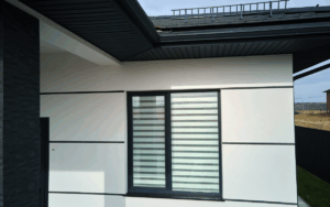 Ventana corredera aluminio en terraza con vistas exteriores