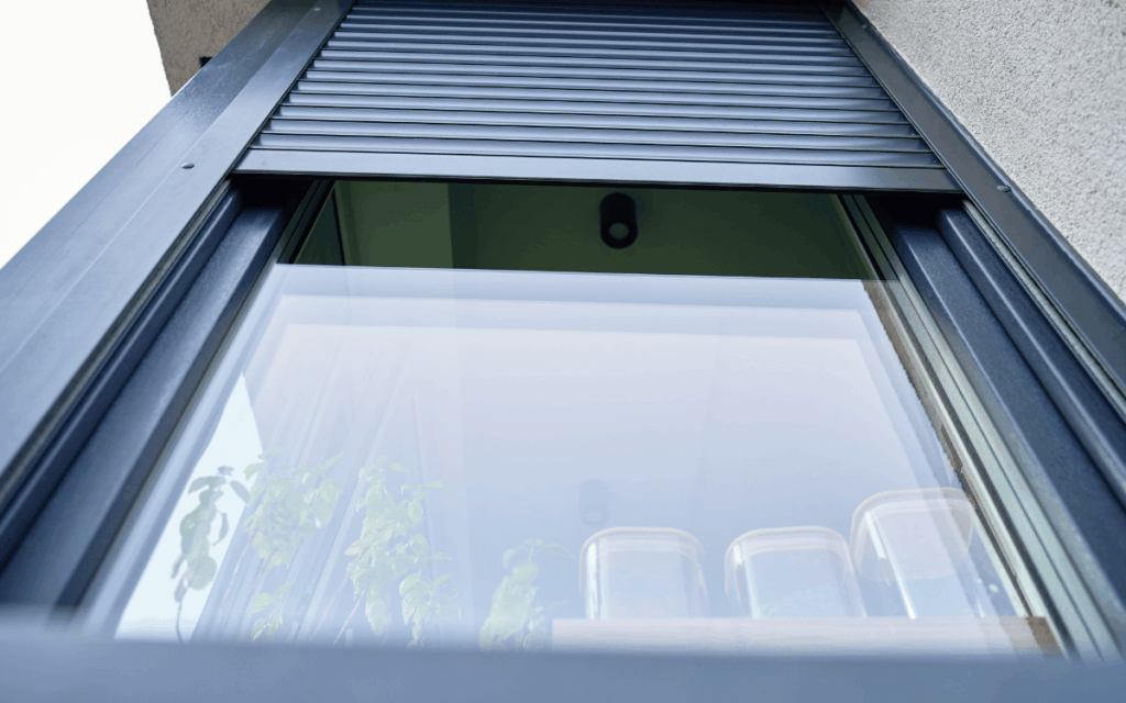 Ventana corredera de aluminio: la opción moderna que combina diseño, funcionalidad y eficiencia 3 Ventana corredera aluminio en cerramiento de balcón