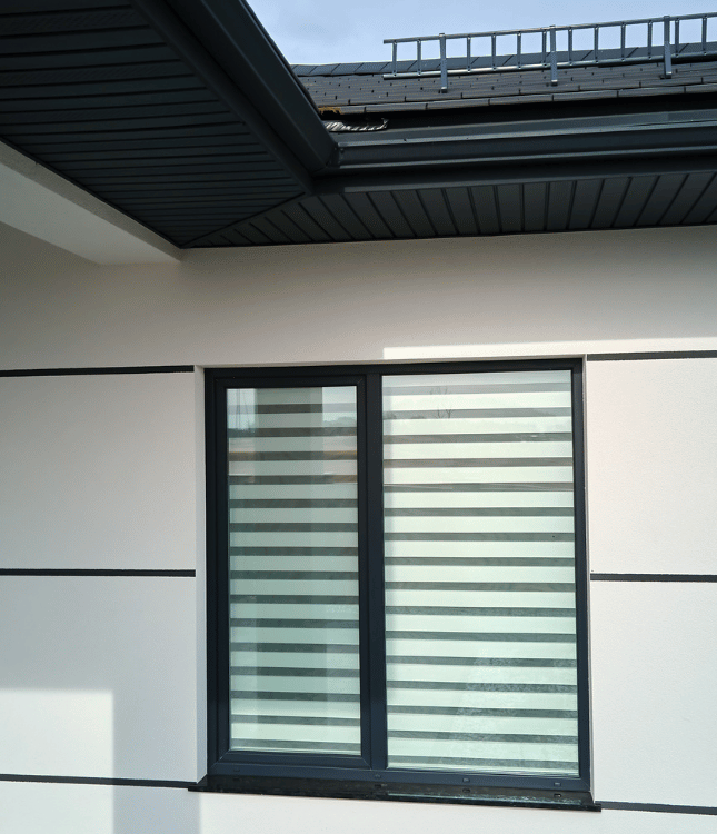 Ventana corredera aluminio en terraza con vistas exteriores