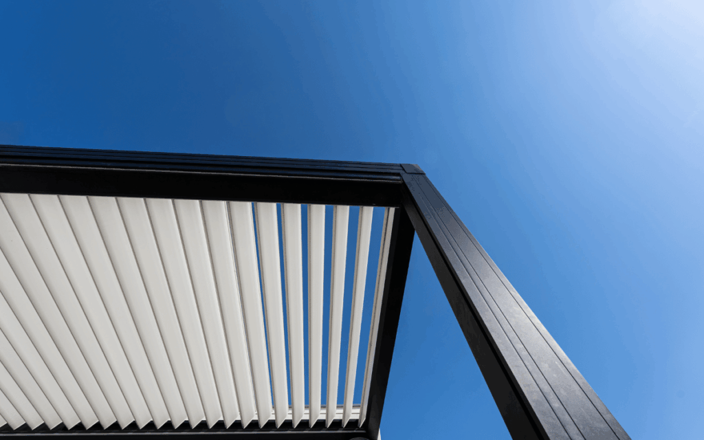 Protege tus espacios exteriores y disfrútalos todo el año con la pérgola bioclimática retráctil 2 Diseño minimalista de pérgola bioclimática retráctil