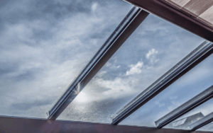 Pérgola bioclimática retráctil abierta en jardín