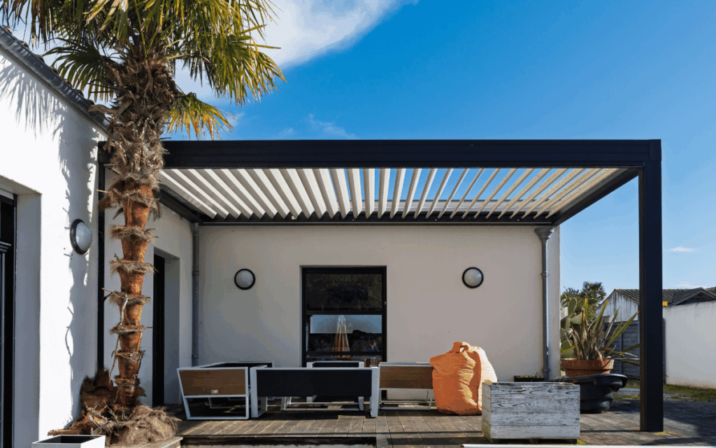 Protege tus espacios exteriores y disfrútalos todo el año con la pérgola bioclimática retráctil 3 Pérgola bioclimática retráctil con iluminación LED nocturna