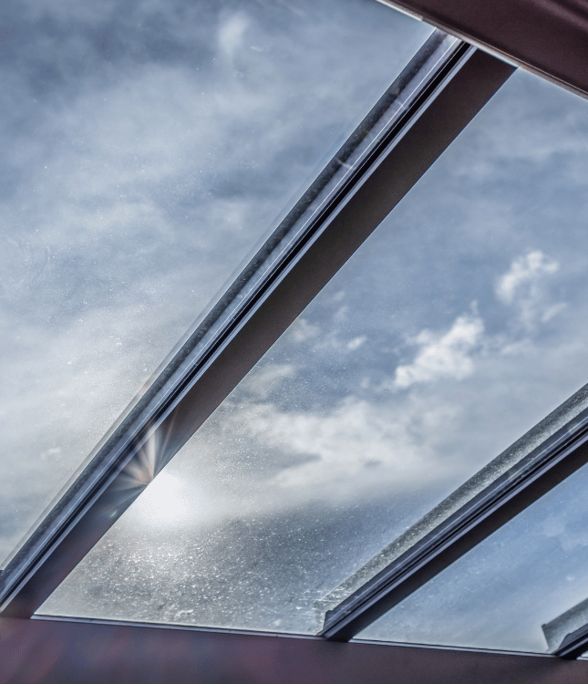 Pérgola bioclimática retráctil abierta en jardín