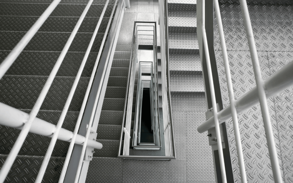 barandilla de aluminio en escalera interior moderna