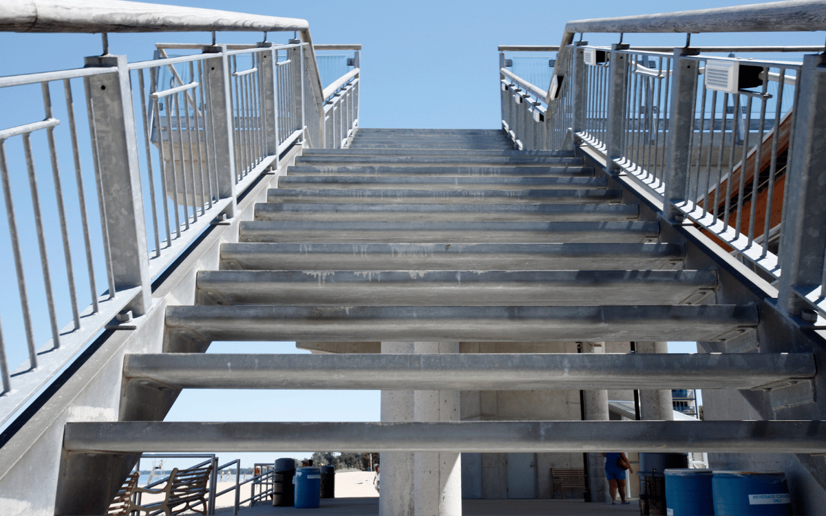 Escalera metálica con barandillas.