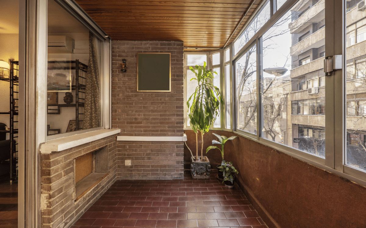 Espacio cerrado con ventanas y plantas.