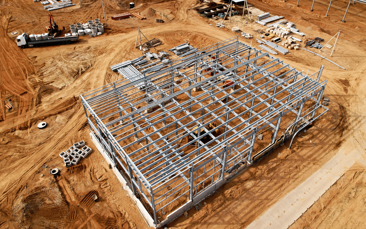 Estructura metálica en construcción.