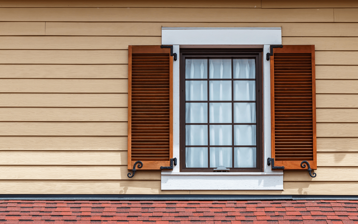 Ventana con contraventanas de madera