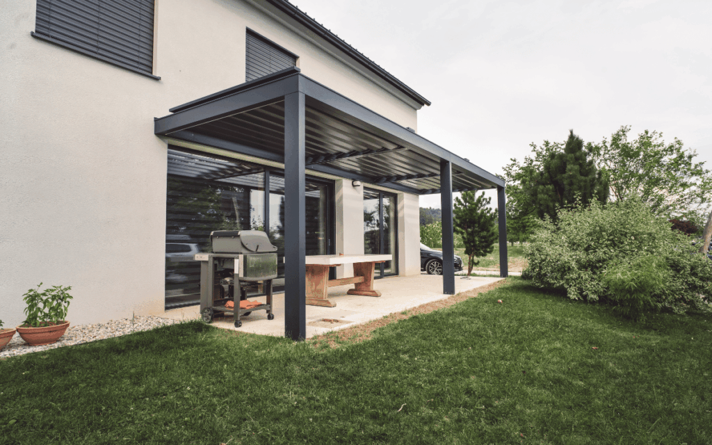 pérgolas bioclimáticas modernas en terraza exterior