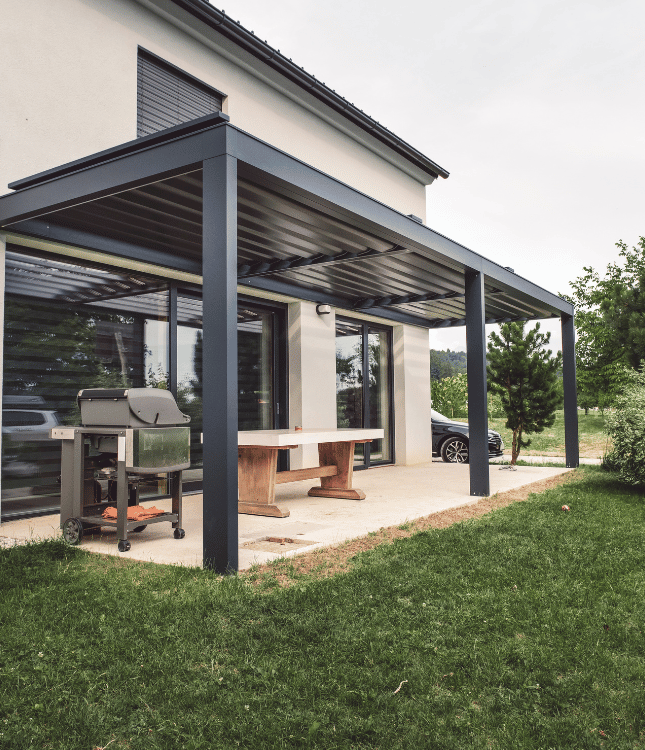 pérgolas bioclimáticas modernas en terraza exterior