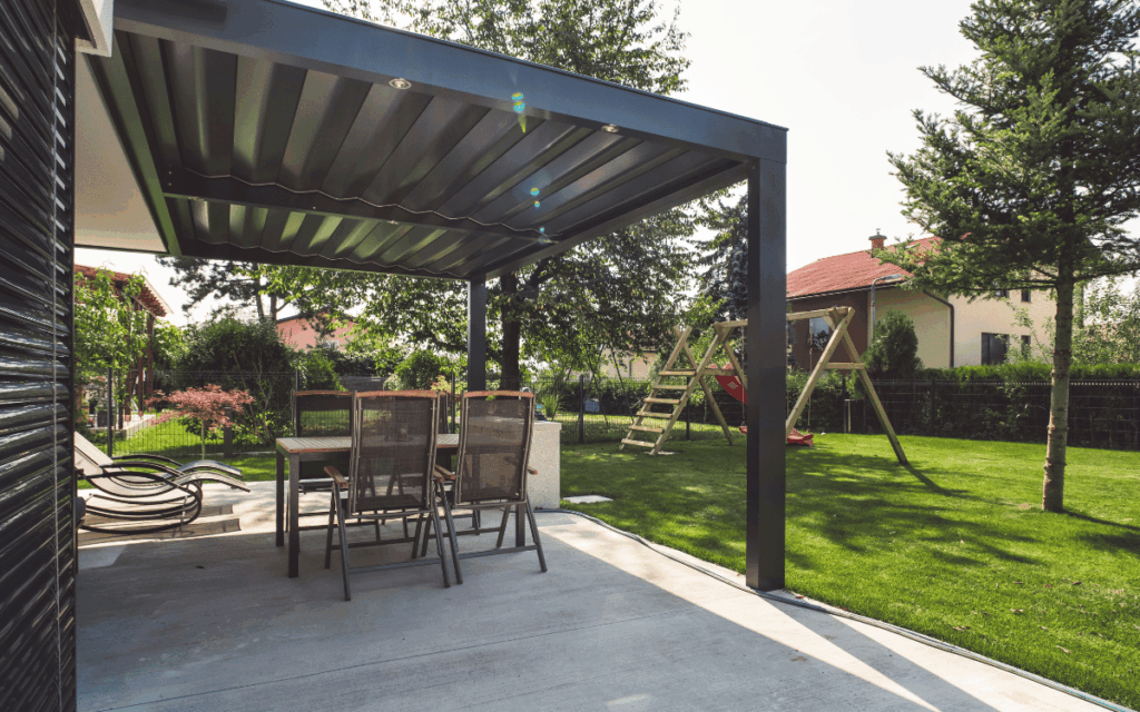 estructura de pérgola bioclimática de aluminio con lamas orientables