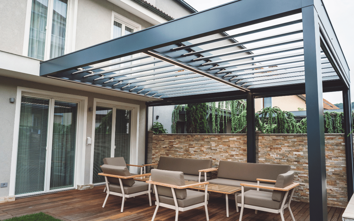 Pérgola moderna con muebles exteriores.