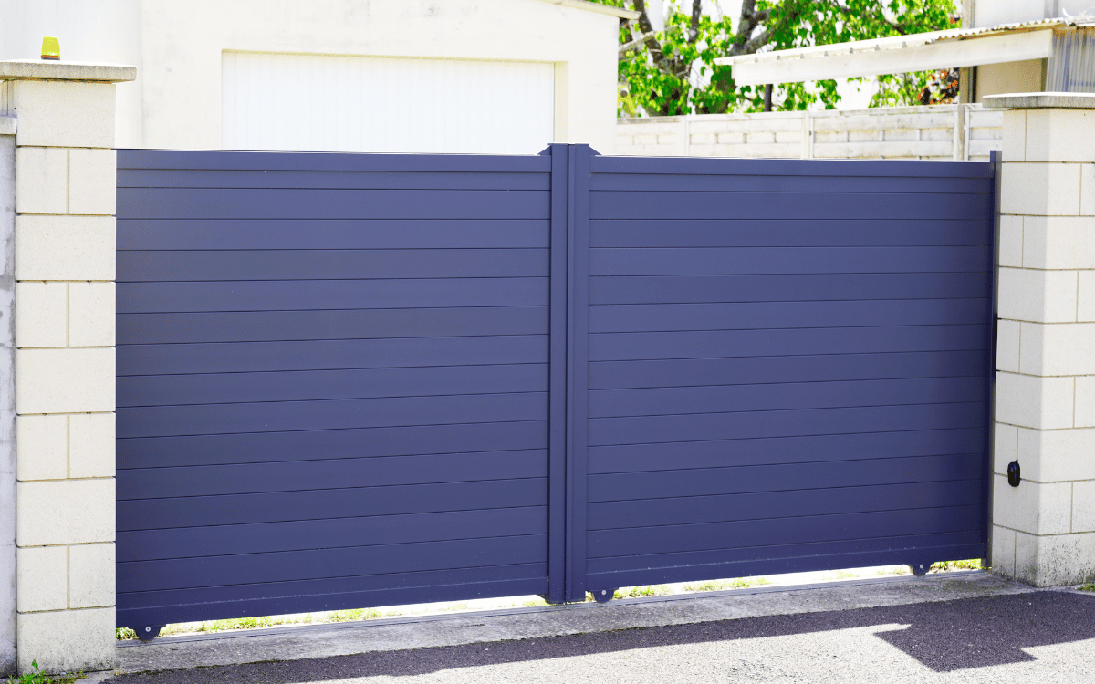 Puerta de aluminio azul cerrada
