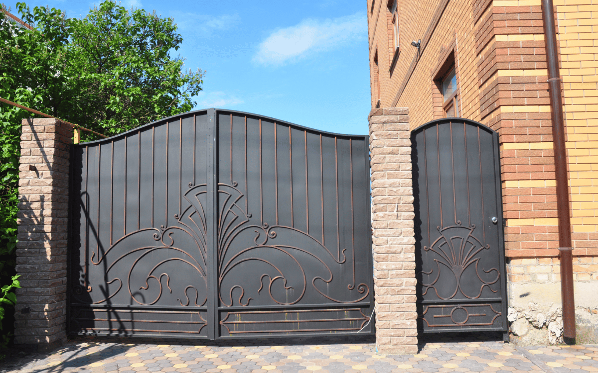 Puerta metálica decorativa y elegante