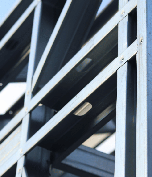 Estructura metálica en construcción de nave industrial