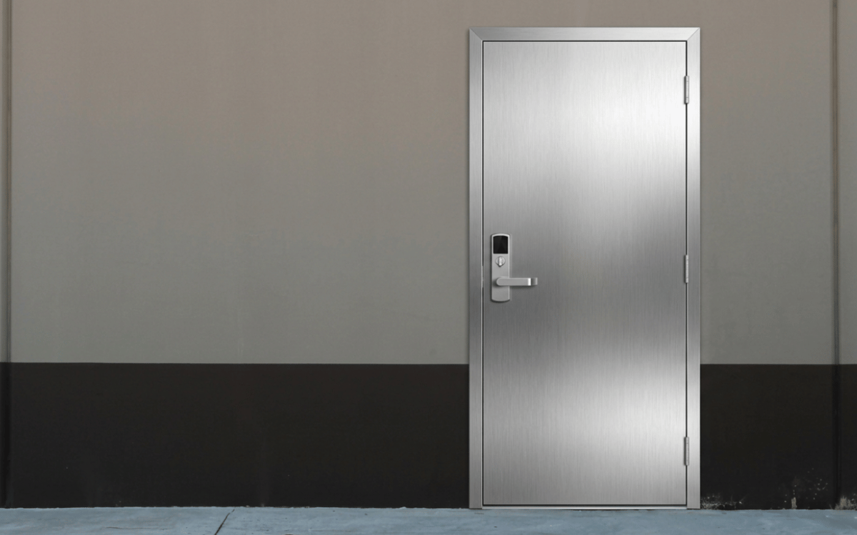Puerta de aluminio de exterior moderna en vivienda unifamiliar