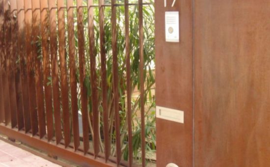Instalación de puertas y vallas metálicas en Barcelona.